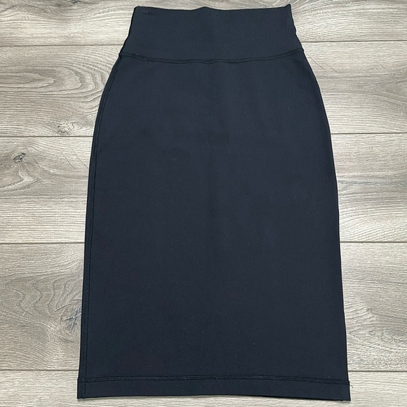 Lululemon High Rise Slim Fit‎ Black Pencil Skirt Size 4 - Picture 1 of 9